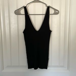 Women’s ribbed fitted V-neck tank size M